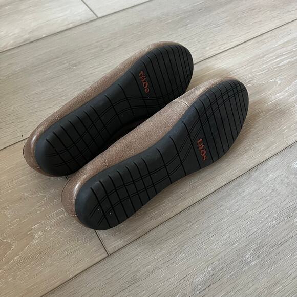 Taos 'Rascal' Women's 6 Round Toe Comfort Flat Pewter Tan Orthotic Walking Shoe - Picture 4 of 7